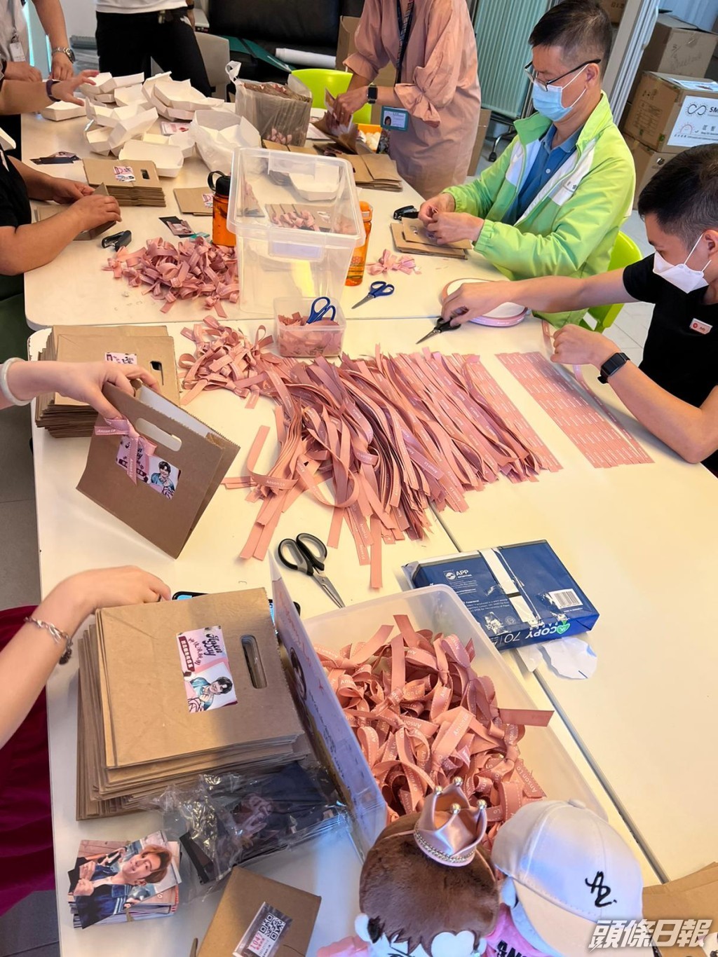 近日就自發組成義工向基層派飯糰關愛包。